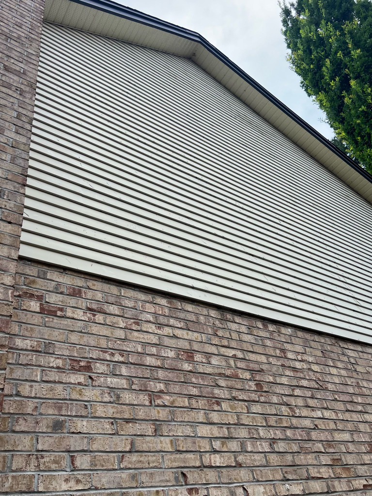 Clean vinyl siding on a St. Thomas Ontario home after professional soft wash exterior cleaning